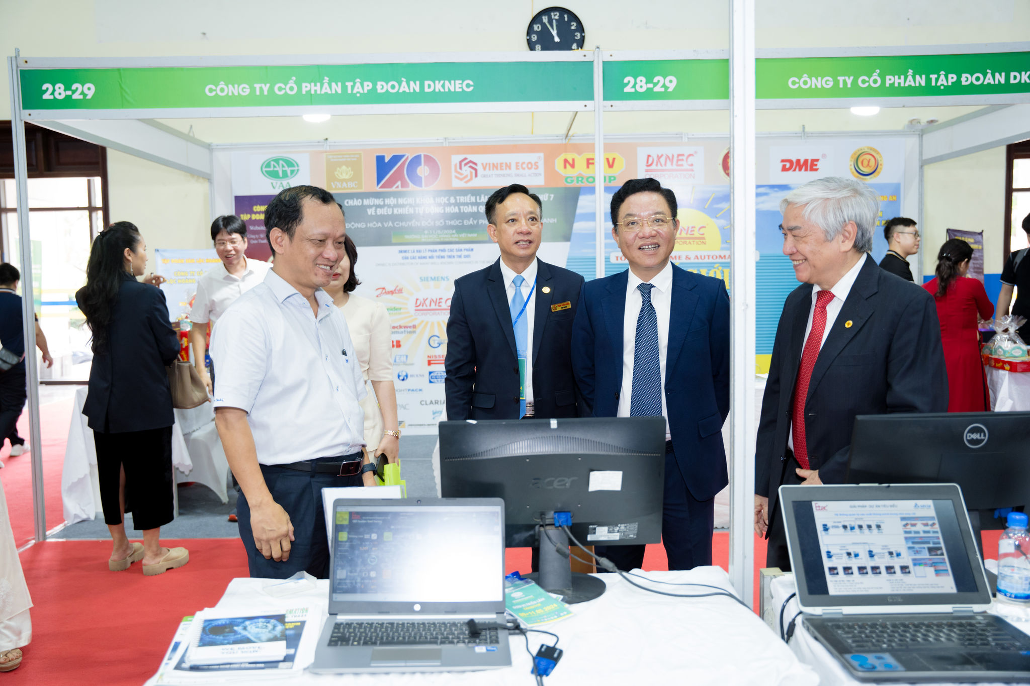 Các đại biểu thăm quan các gian trưng bày sản phẩm khoa học - công nghệ tại triển lãm