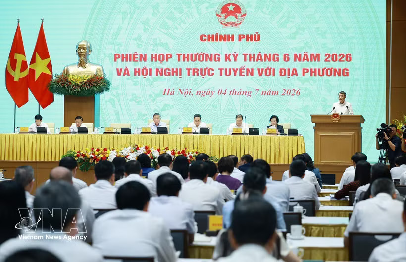 Prime Minister Le Minh Hung speaks at the Government's regular meeting for June and a nationwide teleconference with local authorities on July 4, 2026. (Photo: VNA)