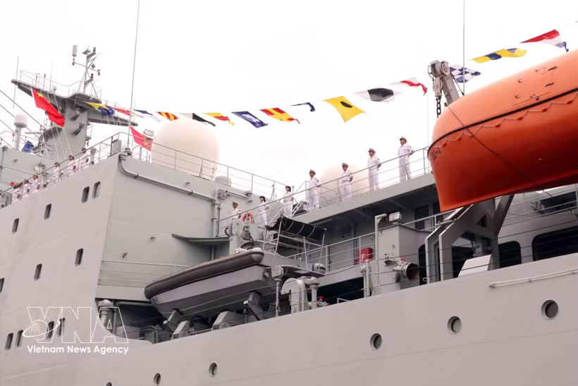 The training ship Qi Jjiguang (Hull 83) arrives in Ho Chi Minh City on July 5 for a five-day goodwill visit. (Photo: VNA)