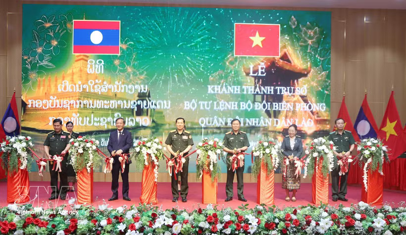 Delegates cut the ribbon to inaugurate the Lao Border Guard Command's headquarters in Vientiane. (Photo: VNA)