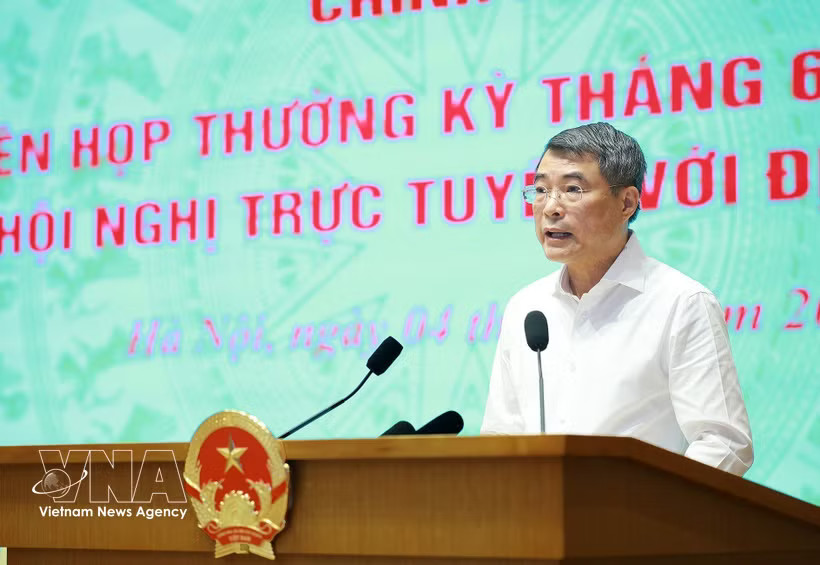 Prime Minister Le Minh Hung delivers the opening remarks at the regular Government meeting on July 4, 2026. (Photo: VNA)