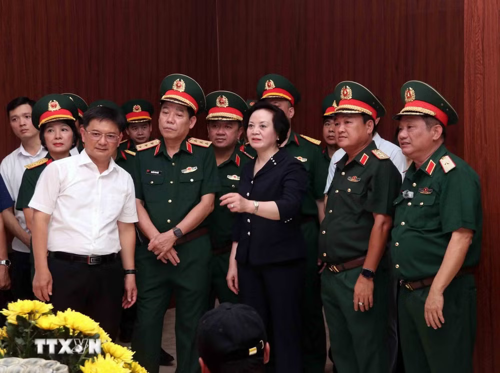 Phó Thủ tướng Chính phủ Phạm Thị Thanh Trà chỉ đạo công tác chuẩn bị Lễ triển khai tìm kiếm, quy tập hài cốt liệt sỹ tại Công viên Lê Thị Riêng. (Ảnh: Xuân Khu/TTXVN) ttxvn-ktra-hai-cot-lsy-1.jpg