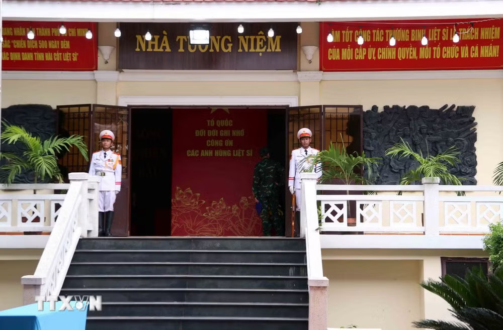 Nhà quàn hài cốt liệt sỹ sau khi khai quật tại Công viên Lê Thị Riêng. (Ảnh: Xuân Khu/TTXVN) ttxvn-ktra-hai-cot-lsy-2.jpg