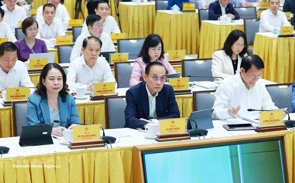 Officials attend the Government's regular meeting for June and a teleconference with authorities of all localities nationwide on July 4. (Photo: VNA) Officials attend the Government's regular meeting for June and a teleconference with authorities of all localities nationwide on July 4. (Photo: VNA)
