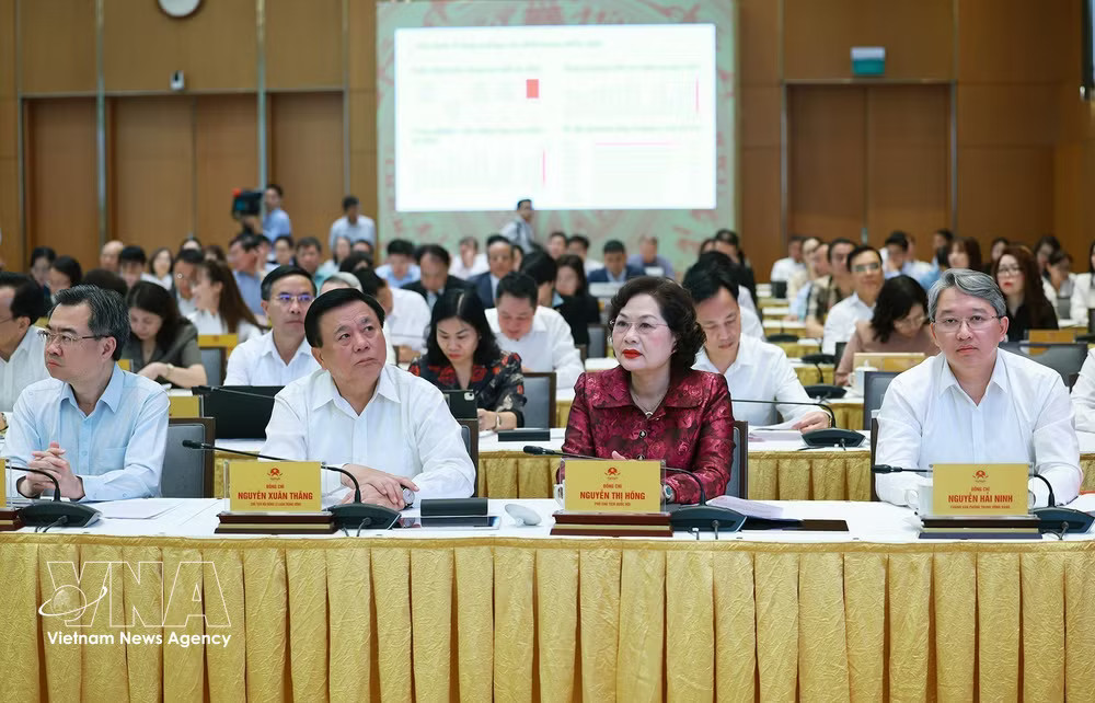 Officials at the Government's regular meeting for June and a nationwide teleconference with local authorities on July 4, 2026 (Photo: VNA) vnanet-c491e1baa1i-bie1bb83u.jpg