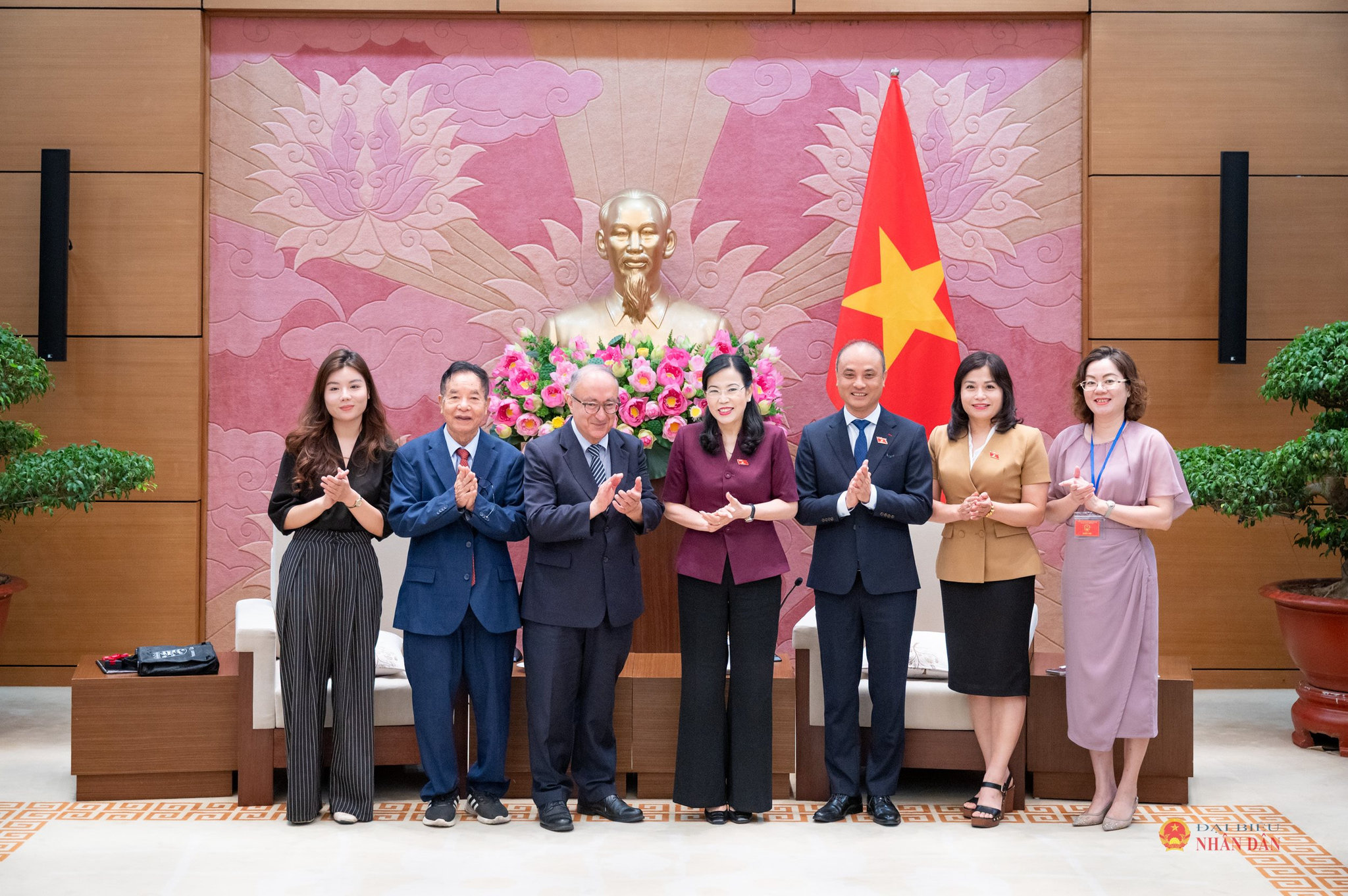 Chủ nhiệm Ủy ban Khoa học, Công nghệ và Môi trường Nguyễn Thanh Hải và Chủ tịch Tổ chức Hỗ trợ Đại học Thế giới Đức (WUS) TS. Kambiz Ghawami chụp ảnh lưu niệm cùng các đại biểu