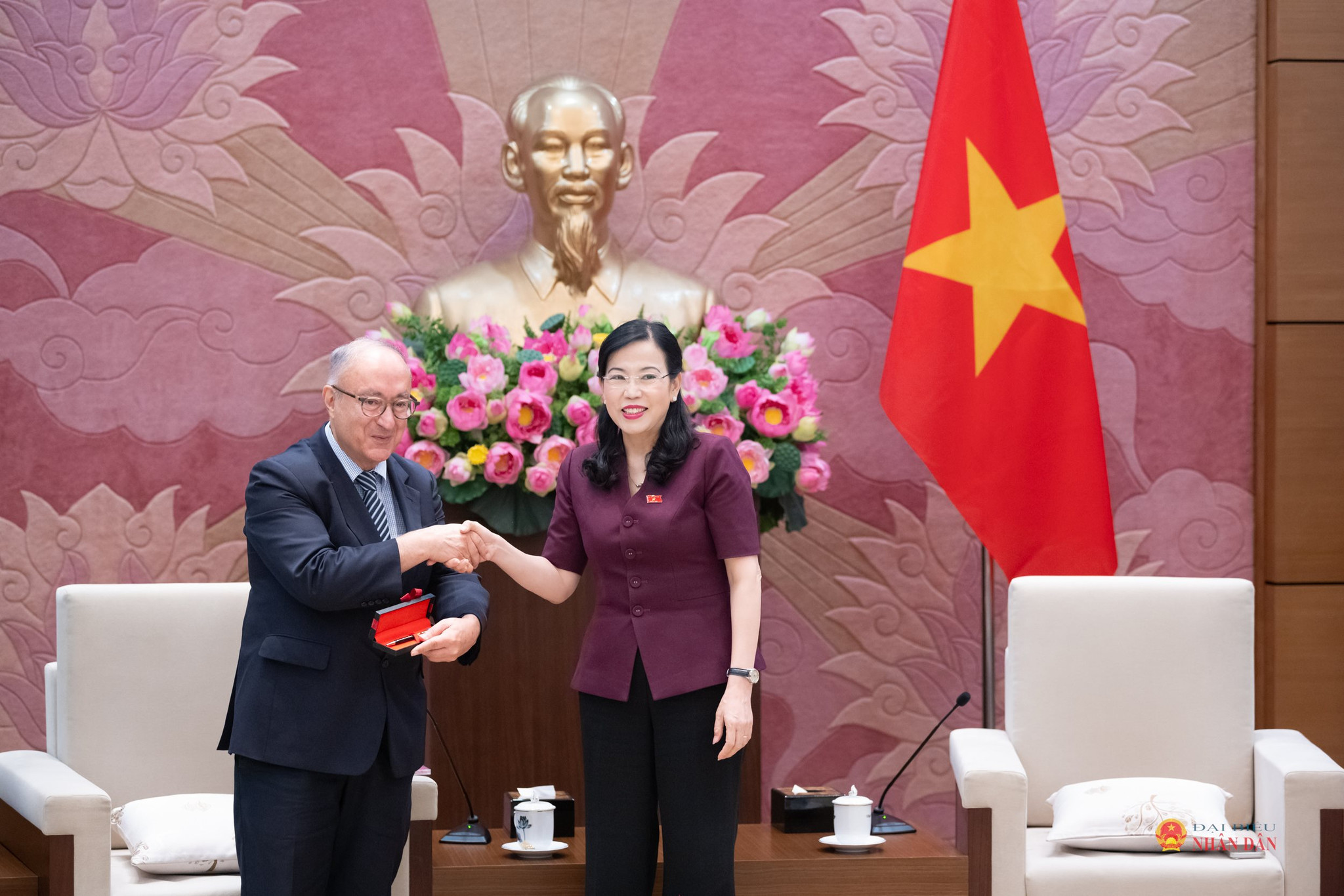 Chủ nhiệm Ủy ban Khoa học, Công nghệ và Môi trường Nguyễn Thanh Hải và Chủ tịch Tổ chức Hỗ trợ Đại học Thế giới Đức (WUS) TS. Kambiz Ghawami trao quà lưu niệm