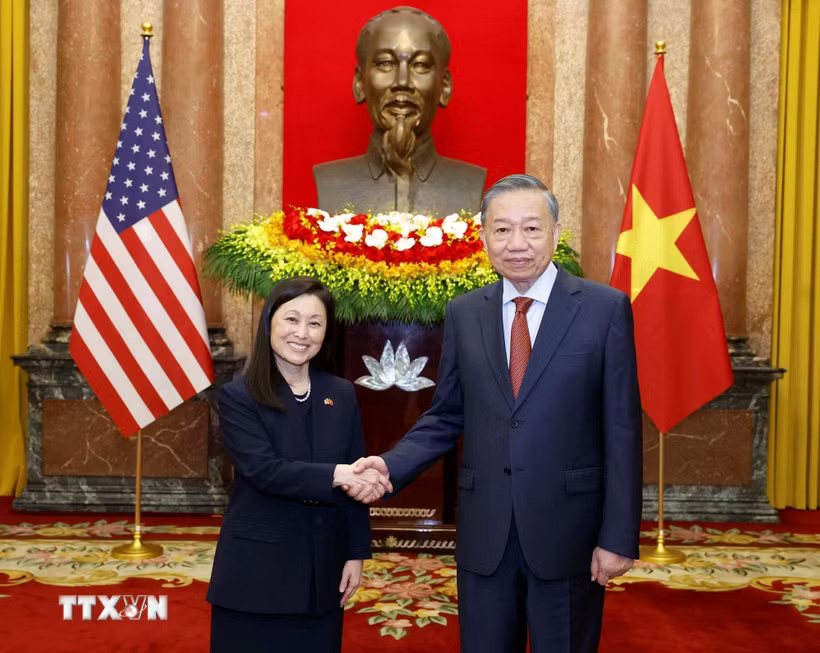 abd5dee6e7e445b0a6bb5c9c205bca6ee-_ttxvn-tong-bi-thu-chu-tich-nuoc-to-lam-tiep-dai-su-cac-nuoc-trinh-quoc-thu-0607-13.jpg.avif