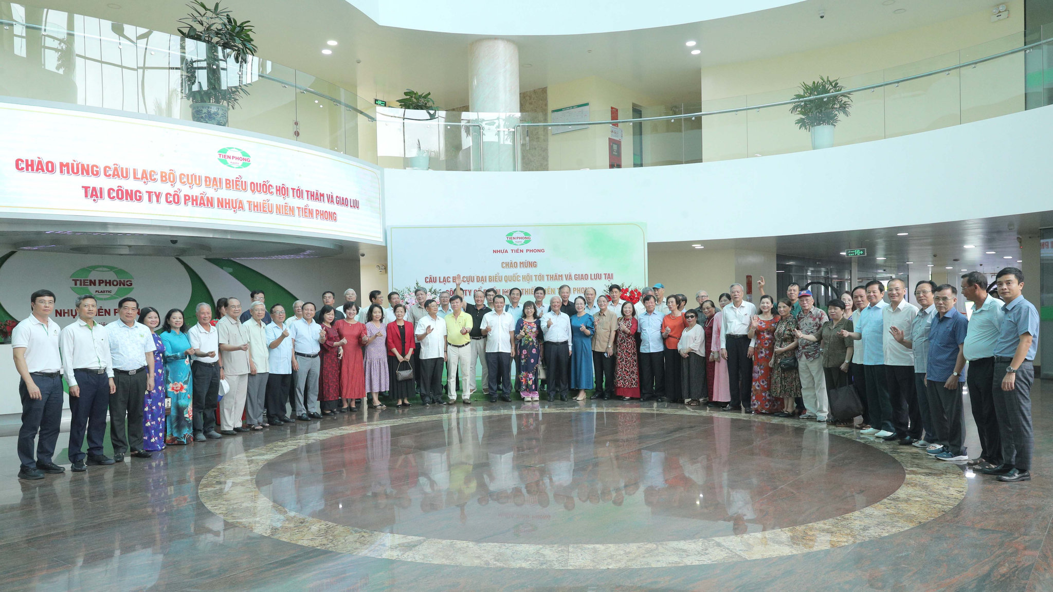 Các đại biểu chụp ảnh lưu niệm