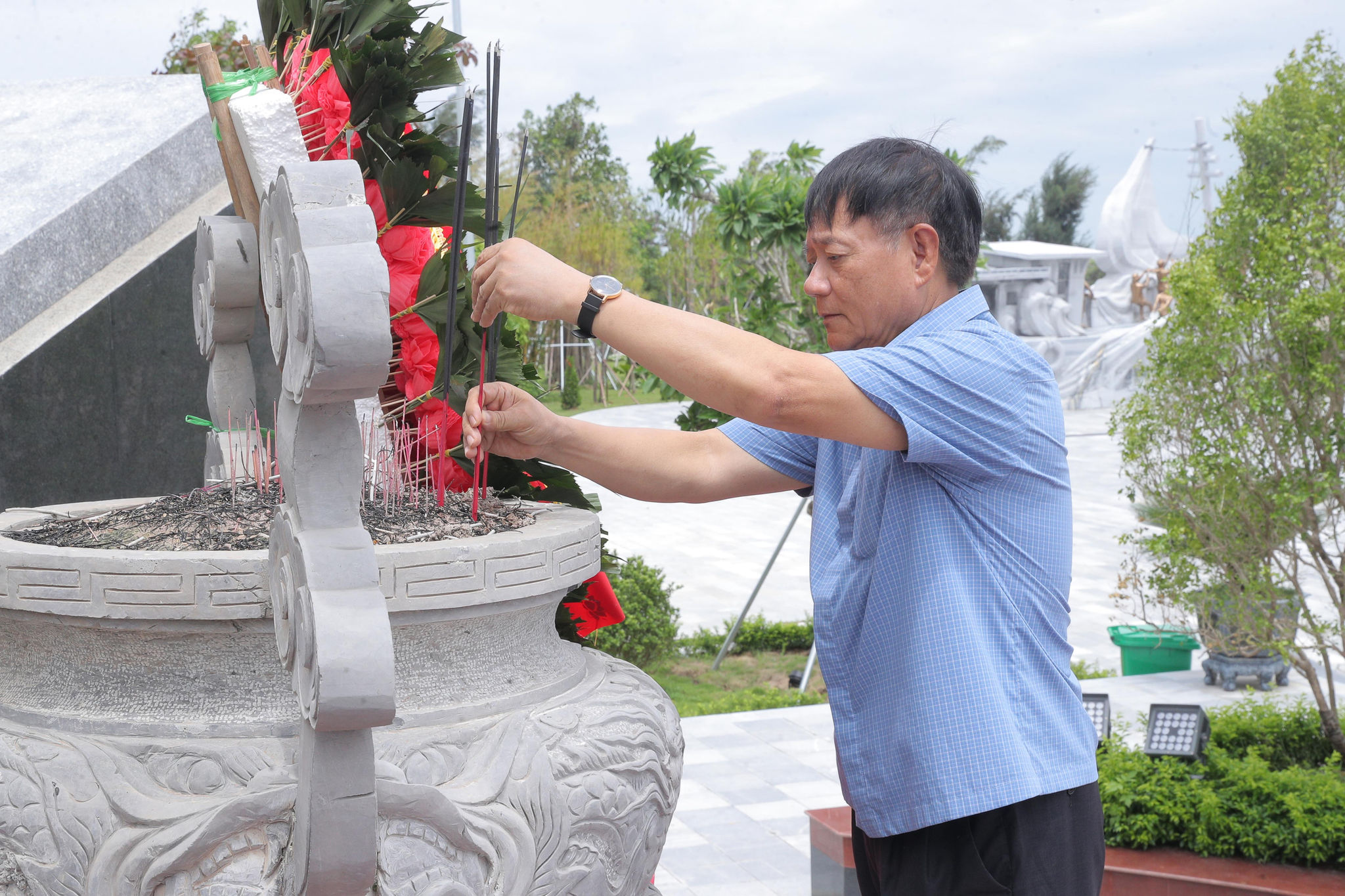 Các đại biểu dâng hương tại Bến tàu không số K15 (1)