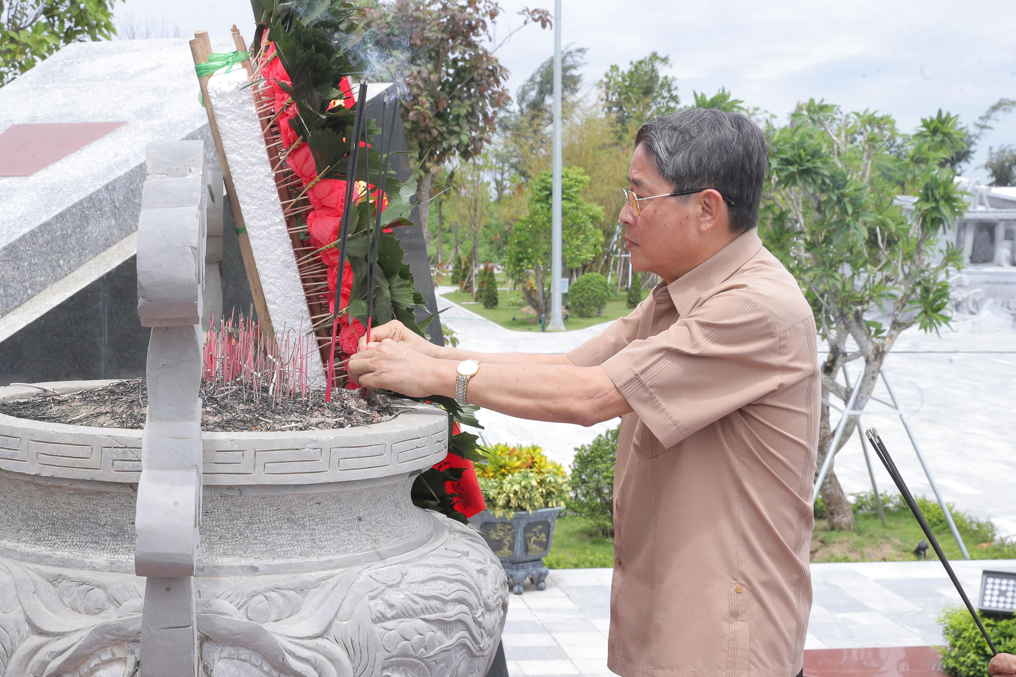Các đại biểu dâng hương tại Bến tàu không số K15 (2)