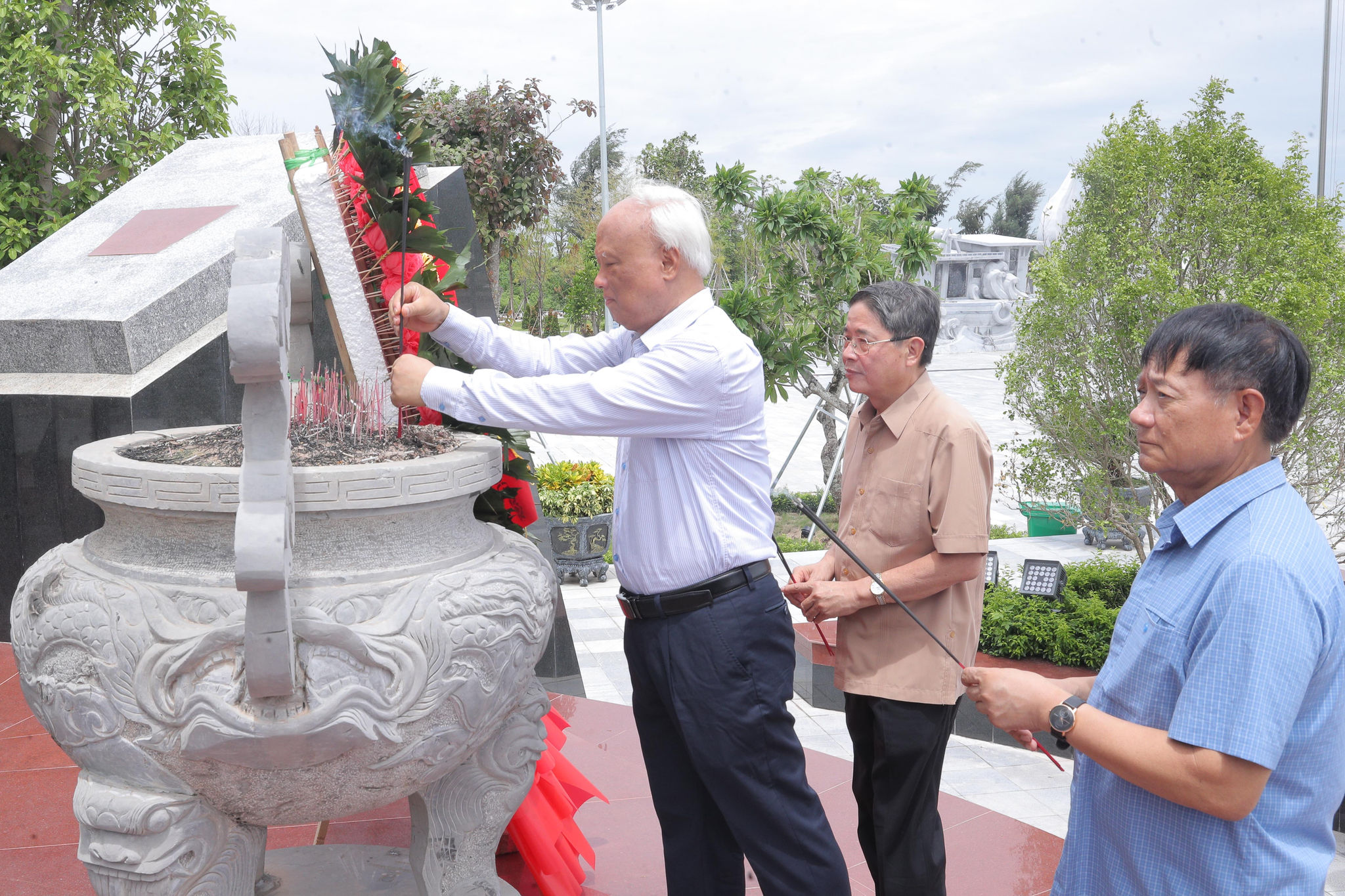 Các đại biểu dâng hương tại Bến tàu không số K15 (3