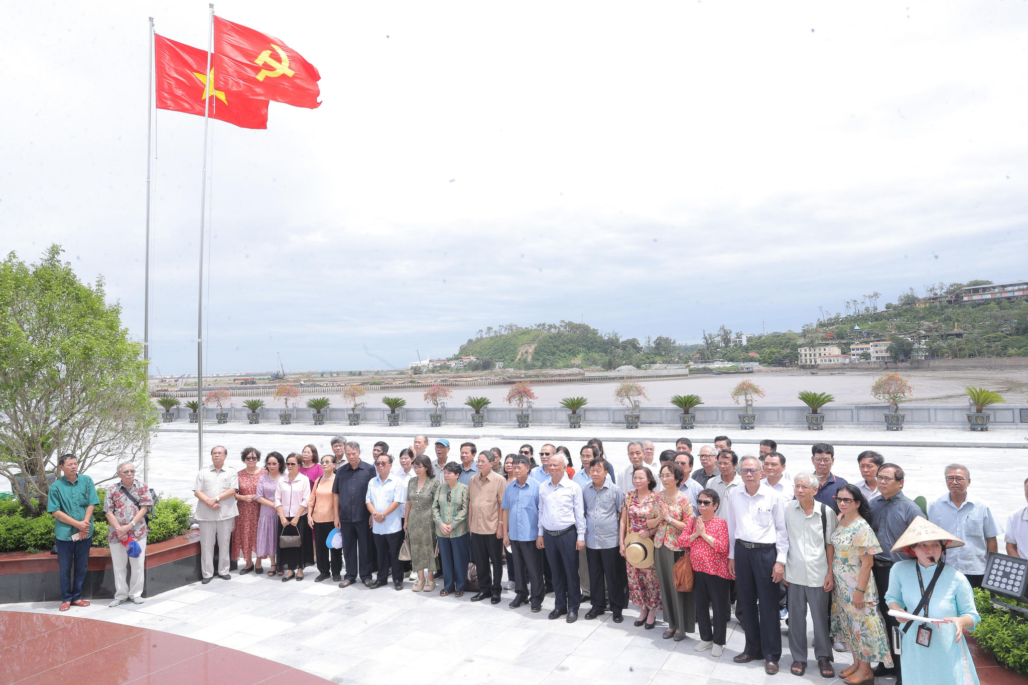 Các đại biểu dâng hương tại Bến tàu không số K15 (4