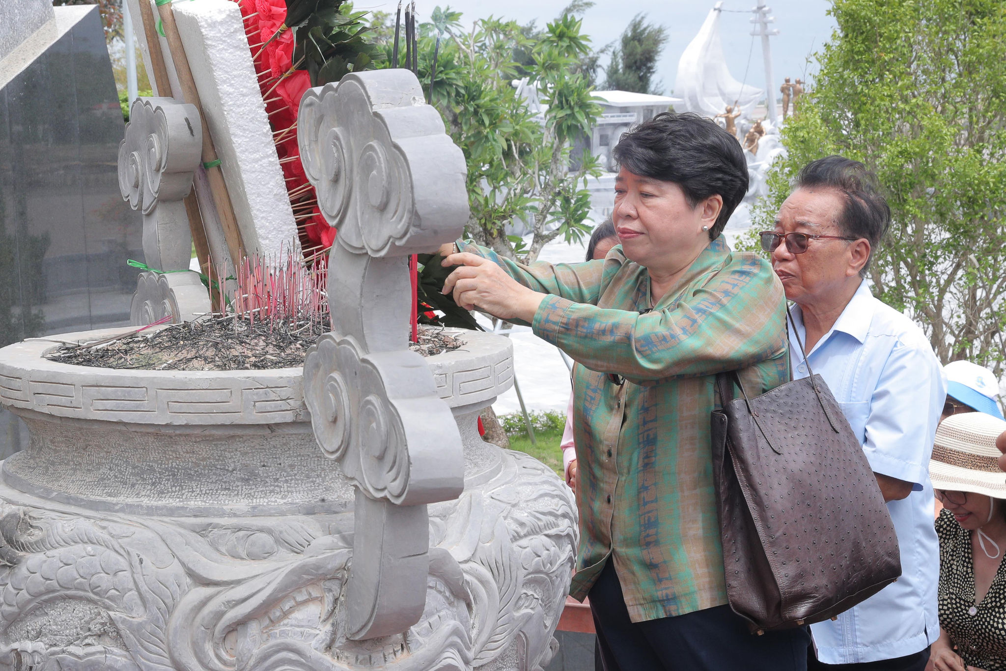 Các đại biểu dâng hương tại Bến tàu không số K15