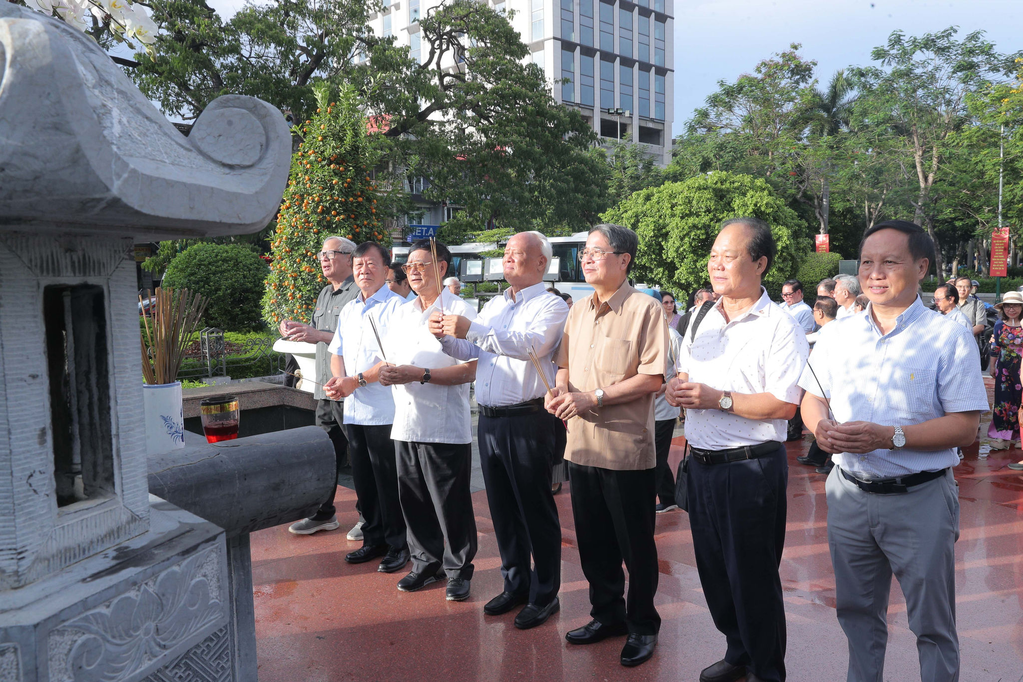 Các đại biểu dâng hương tượng đài nữ tướng Lê Chân
