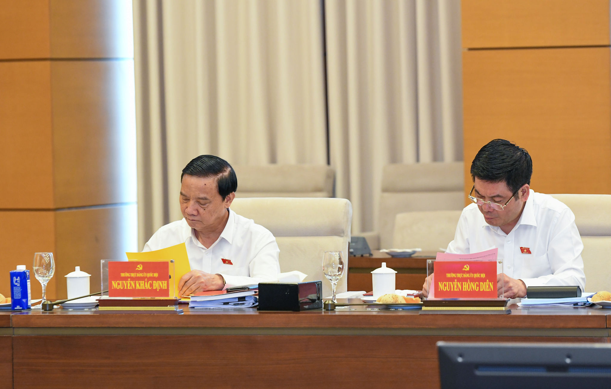 Các đại biểu tham dự cuộc họp.1