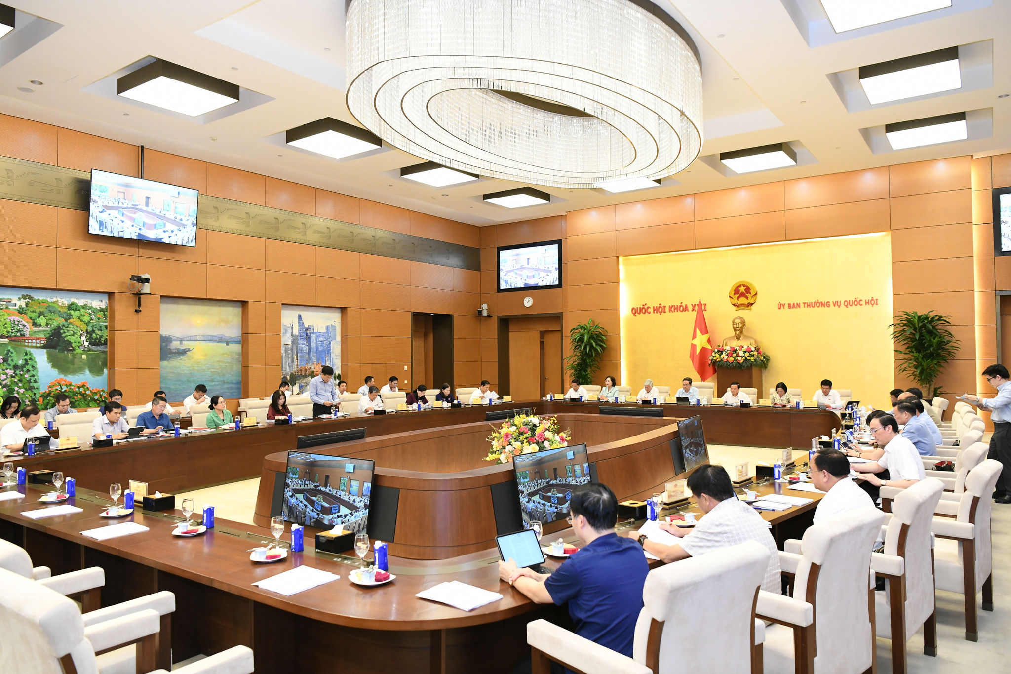 Các đại biểu tham dự cuộc làm việc.10