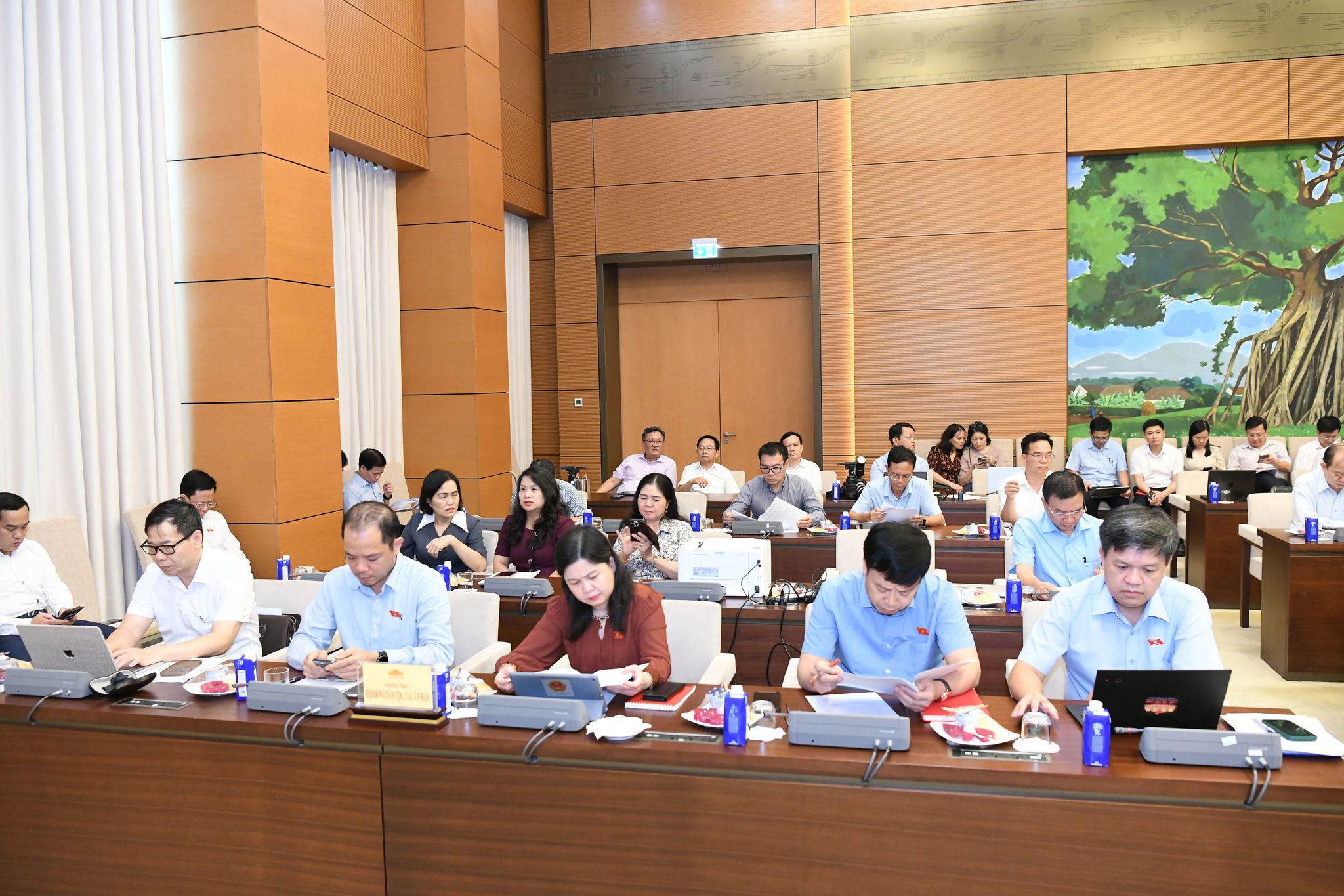Các đại biểu tham dự cuộc làm việc.12