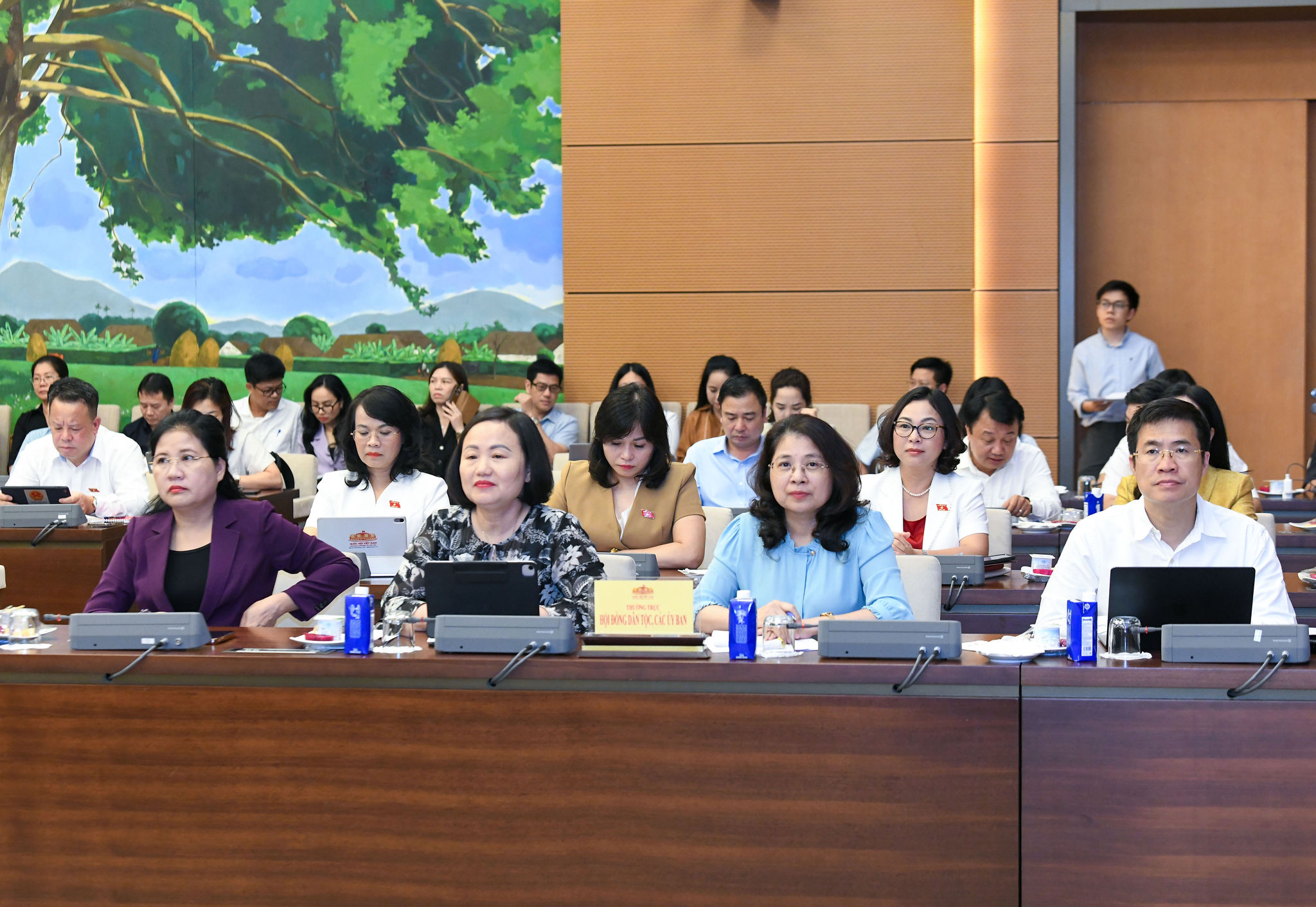 Các đại biểu tham dự cuộc làm việc.6