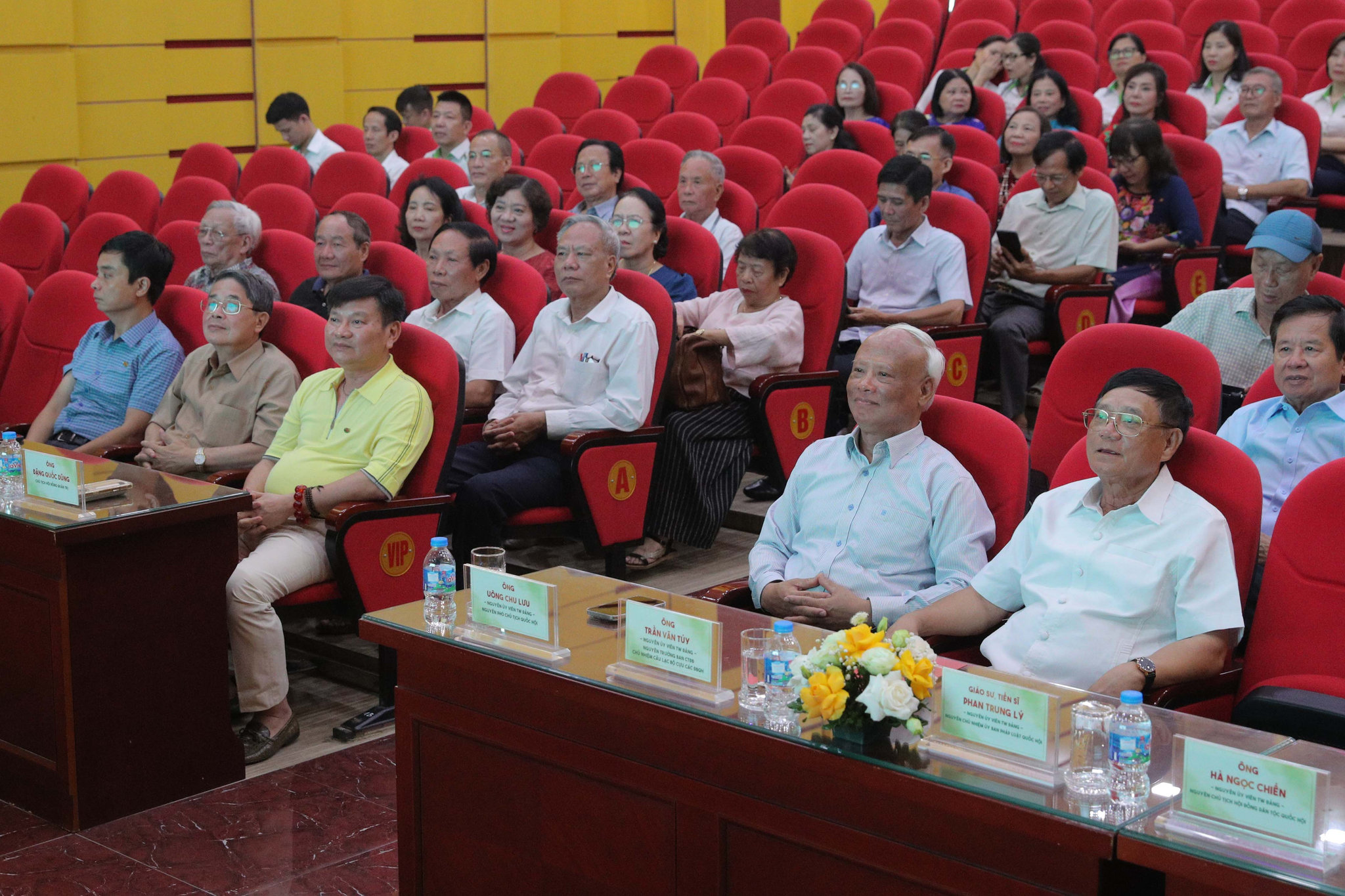 Các đại biểu tham quan Công ty CP Nhựa Thiếu niên Tiền Phong 2