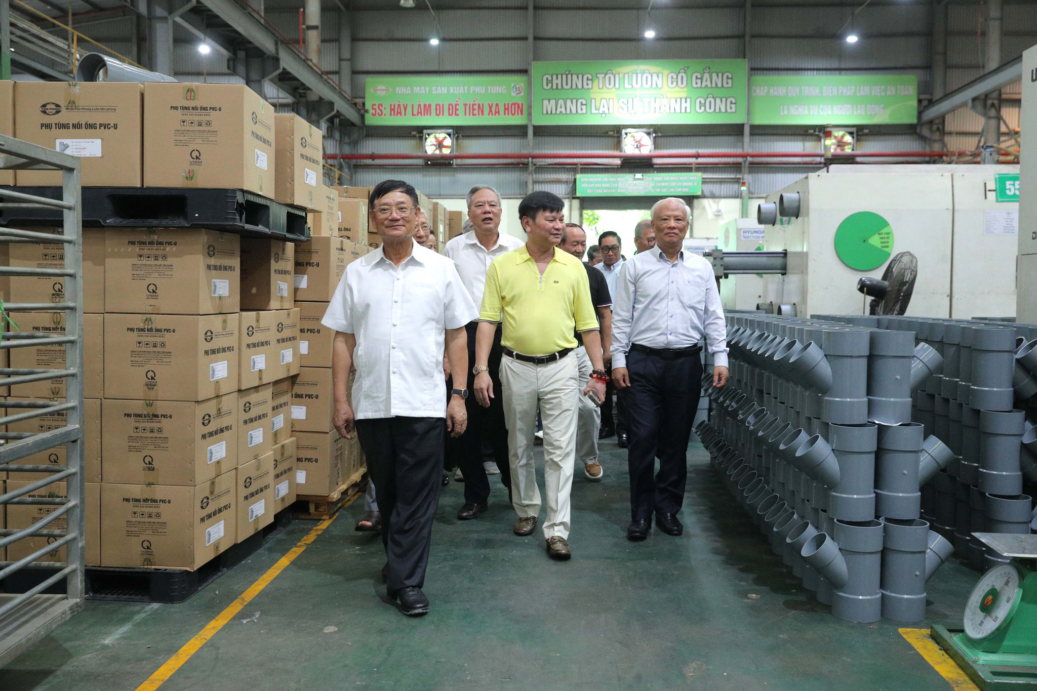 Các đại biểu tham quan nhà máy 1