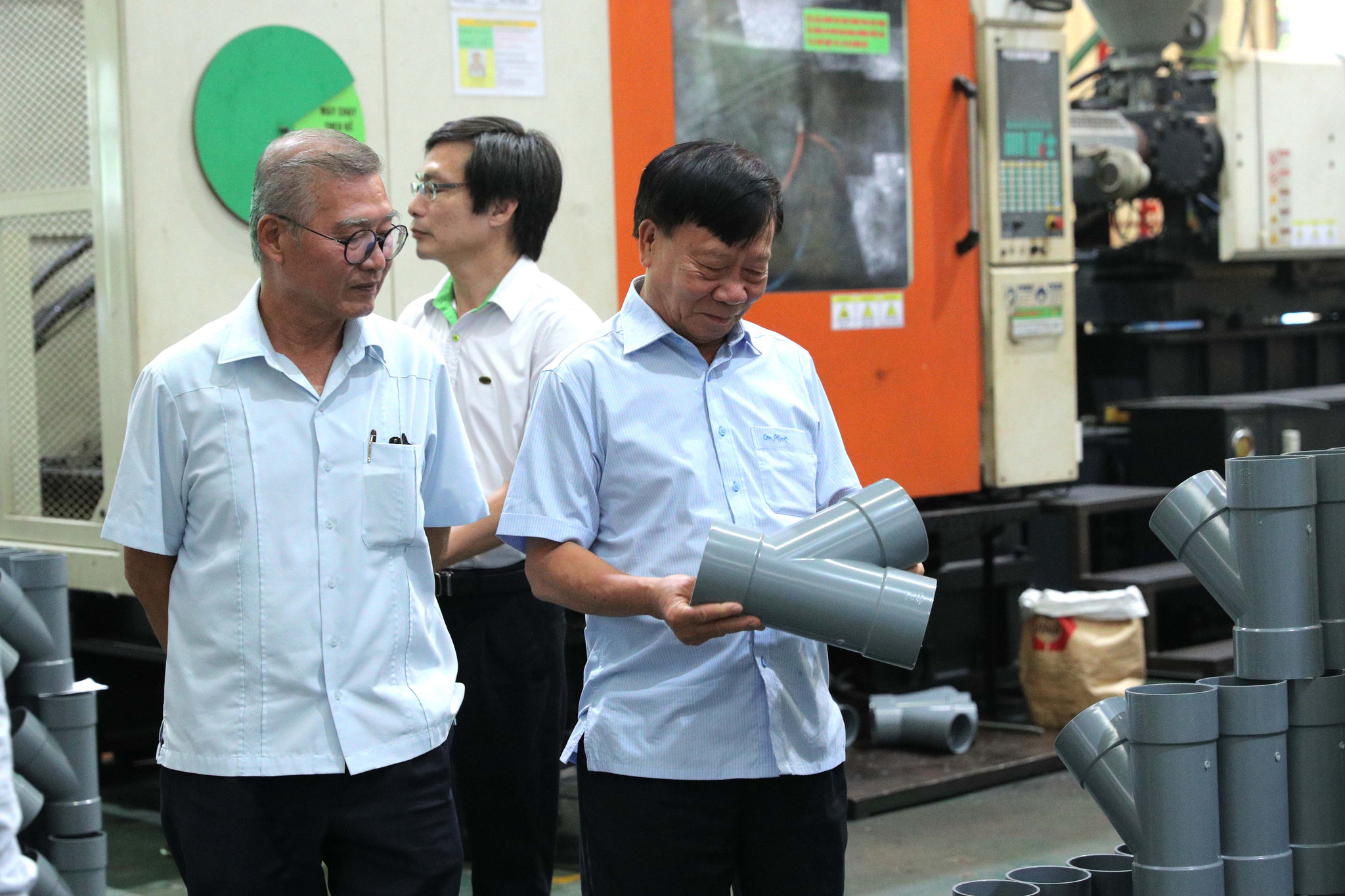 Các đại biểu tham quan nhà máy 2