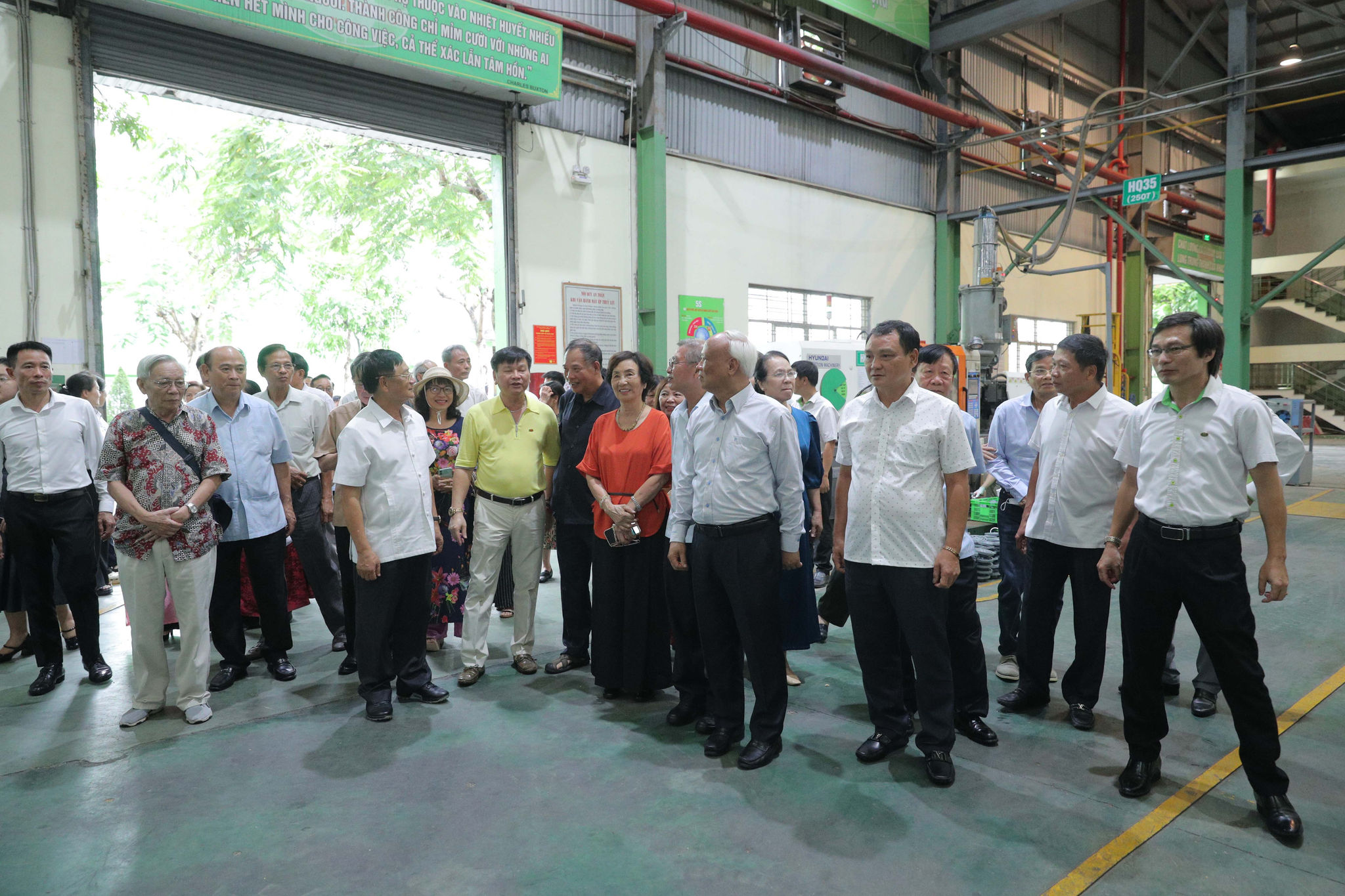 Các đại biểu tham quan nhà máy 3