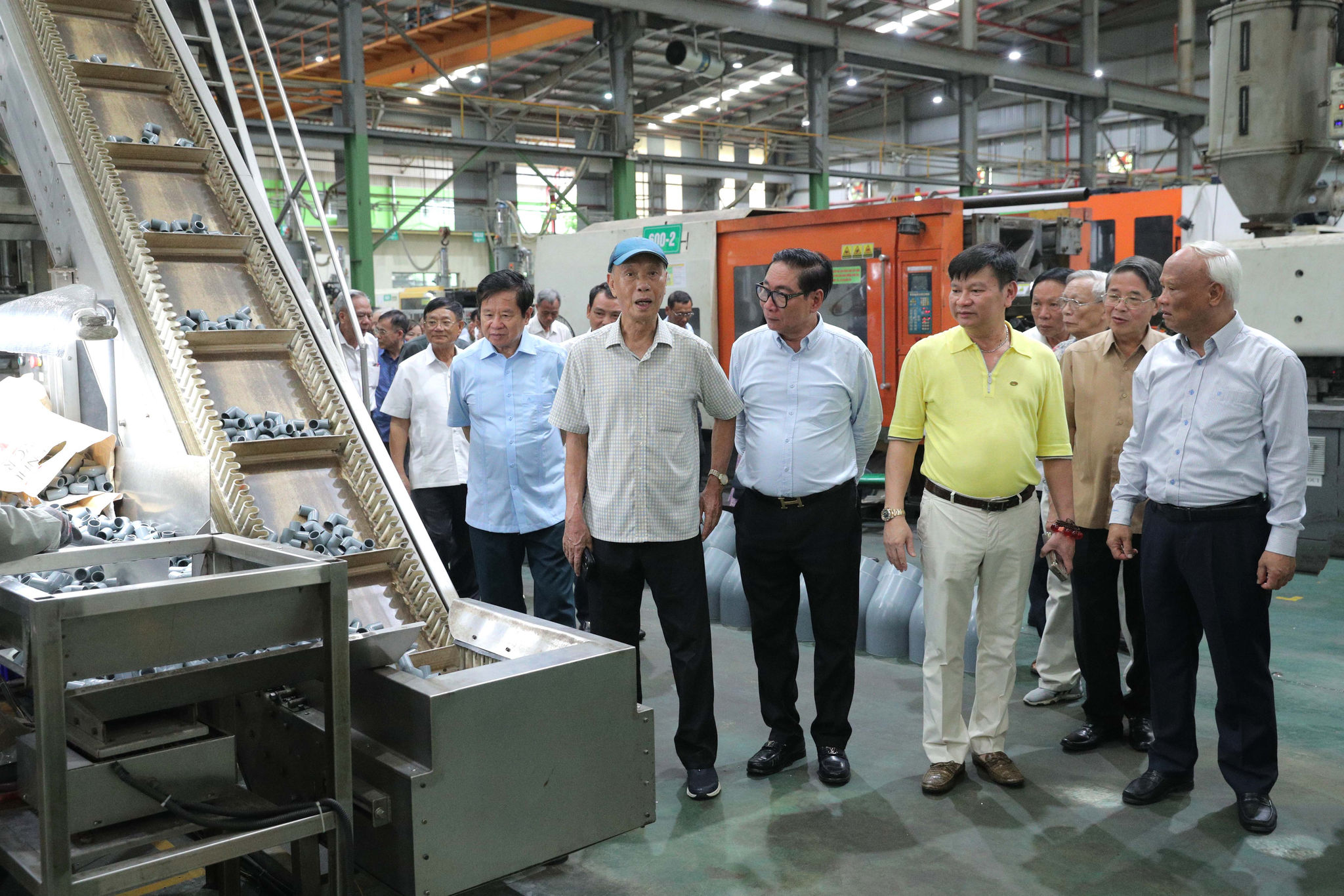 Các đại biểu tham quan nhà máy