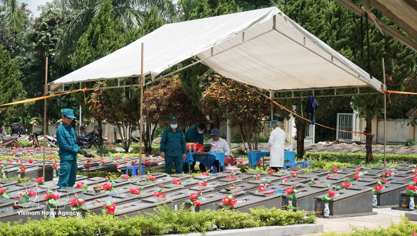 A task force collects DNA samples from the remains of fallen soldiers at the Duc Co Martyrs' Cemetery in Duc Co commune, Gia Lai province. ( Photo: VNA)