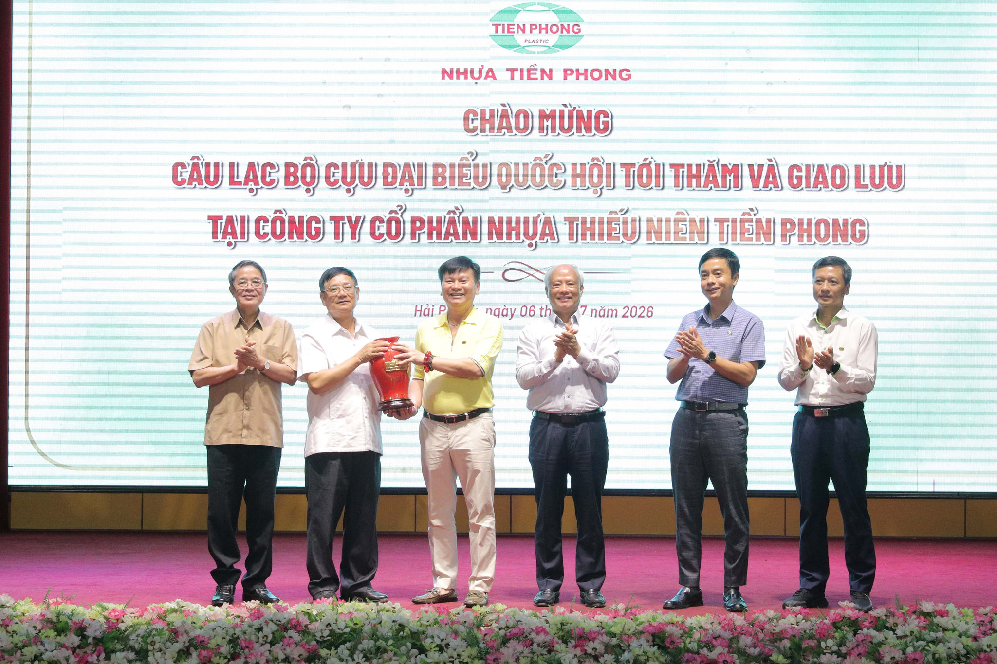 Chủ nhiệm Câu lạc Bộ Cựu đại biểu Quốc hội Trần Văn Túy tặng quà lưu niệm cho Công ty Cổ phần Nhựa Thiếu niên Tiền Phong