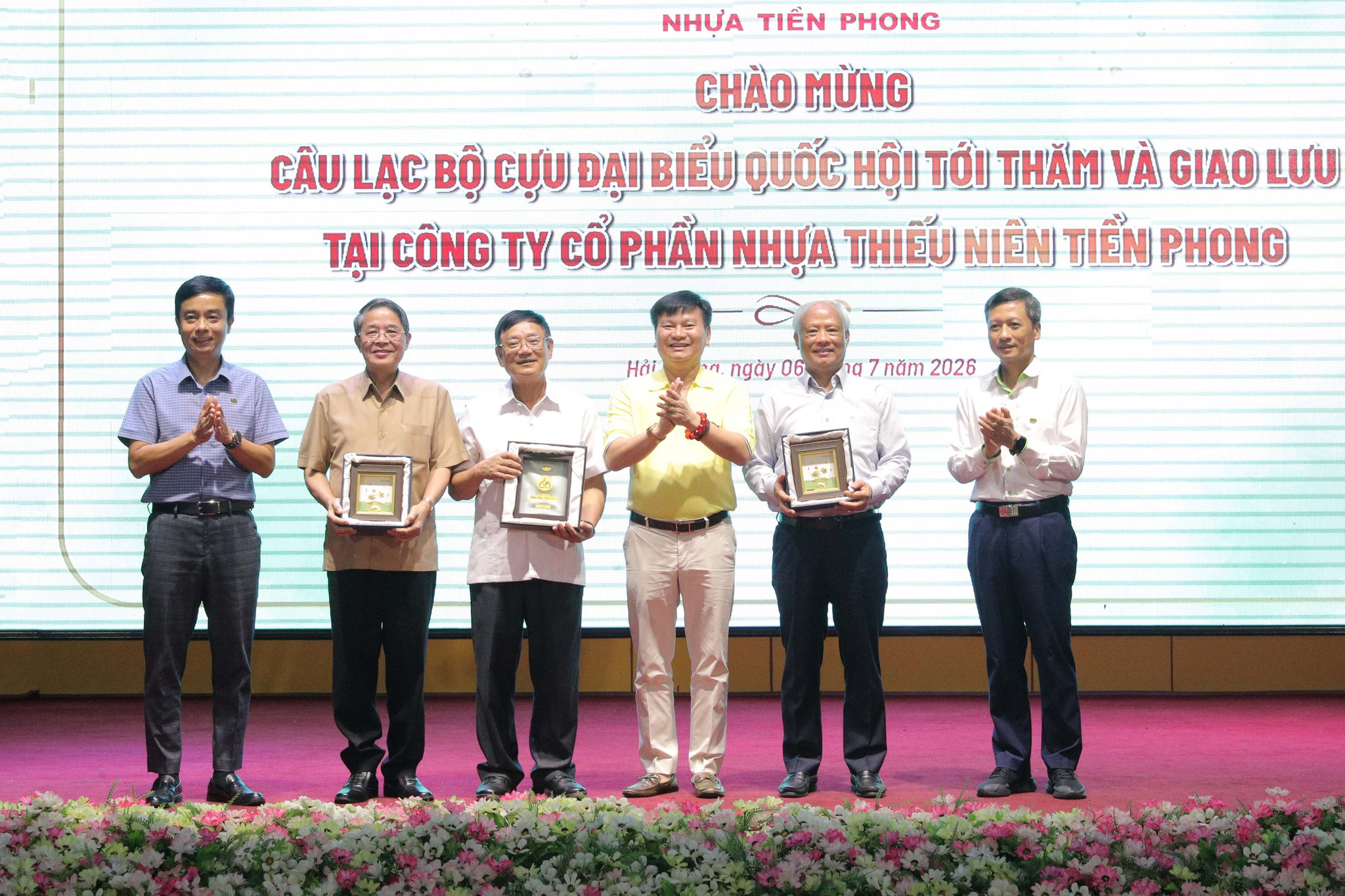 Chủ tịch HĐQT Công ty Cổ phần Nhựa Thiếu niên Tiền Phong Đặng Quốc Dũng tặng quà lưu niệm cho các đại biểu