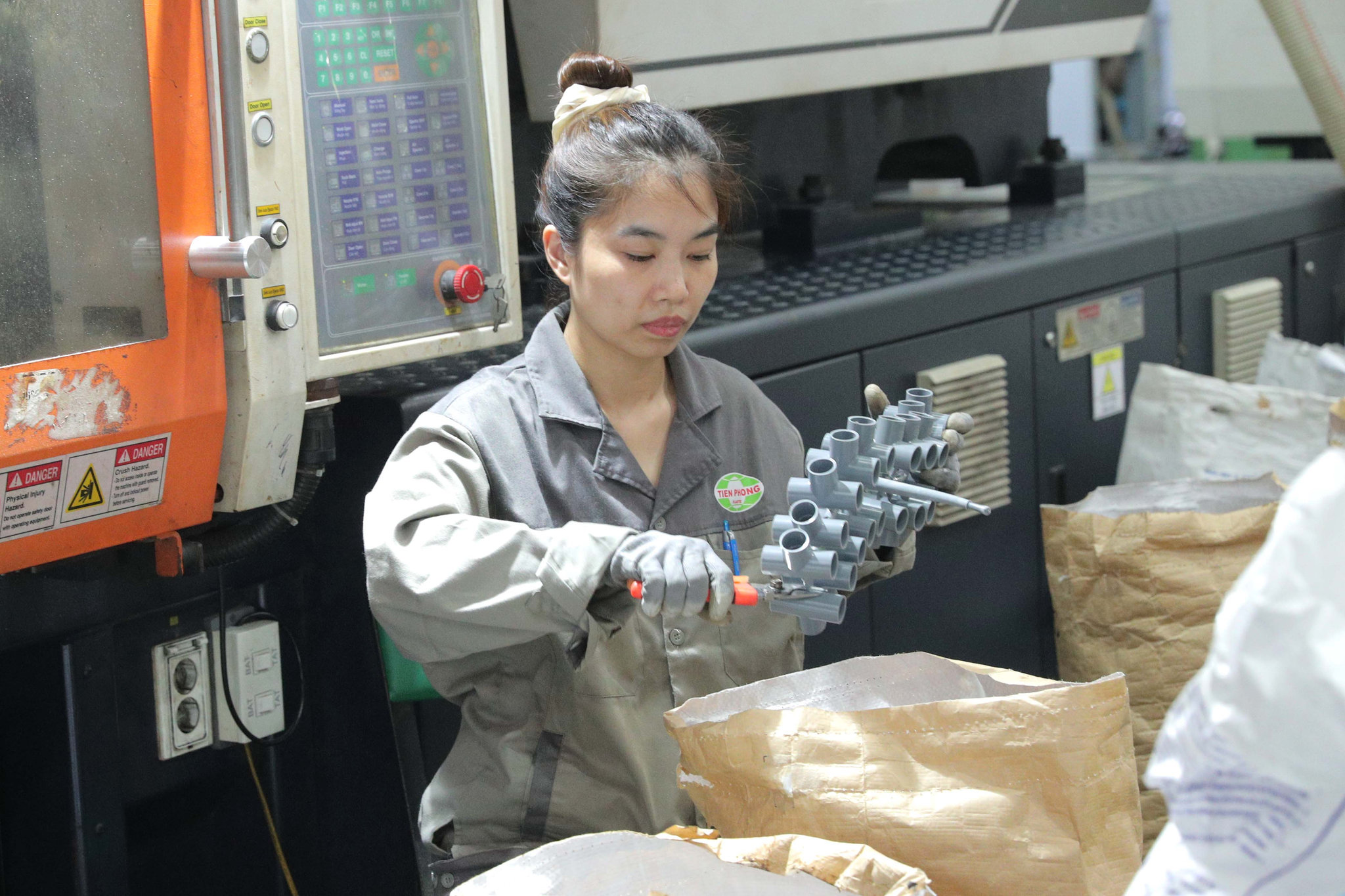 Công nhân đang làm việc tại nhà máy