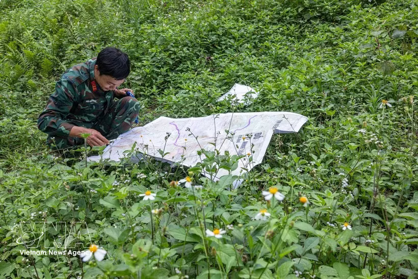 An officer of Tuyen Quang province's martyrs' remains search and recovery team actively searches for the remains of soldiers who laid down their lives in the defence of Vietnam's northern border. (Photo: VNA)