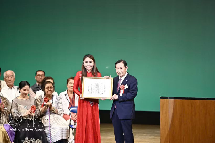 Le Thuong, President of the Vietnamese Association in Japan's Kansai region, is presented with the Global Citizen Community Award by the International Friendship Promotion Association (IHA) in Osaka on July 5 (Photo: VNA)