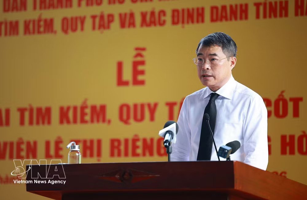Prime Minister Le Minh Hung delivers his remarks and assigns tasks to the forces undertaking the search and recovery of martyrs’ remains at Le Thi Rieng Park in Ho Chi Minh City. (Photo: VNA) vnanet-leminhhung2.jpg