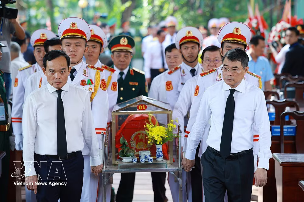 Prime Minister Le Minh Hung carries the remains of a fallen soldier from Le Thi Rieng Park to the designated reburial site. (Photo: VNA) vnanet-leminhhung3.jpg