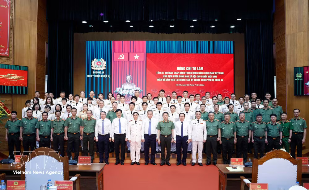Party General Secretary and State President To Lam and officers of the Department of Techical Services under the Ministry of Public Security. (Photo: VNA) vnanet-tl2.jpg