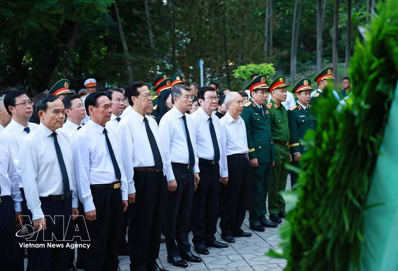 Prime Minister Le Minh Hung (fourth from left, first row) and other delegates offer flowers and incense at the monument of late Party General Secretary Tran Phu and the memorial stele dedicated to fallen heroes and martyrs at Le Thi Rieng Park. (Photo: VNA)