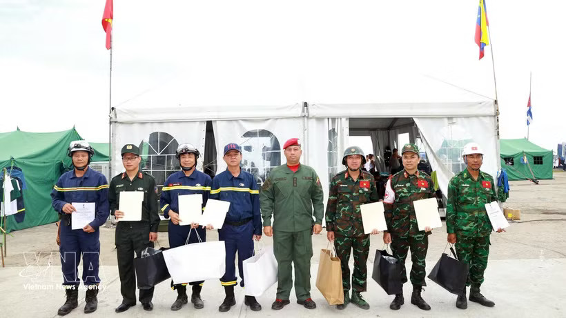 A representative of the Venezuelan Government presents the second-class