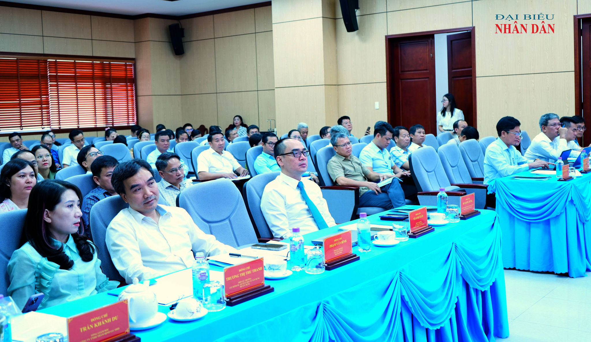 đại biểu dự tọa đàm copy