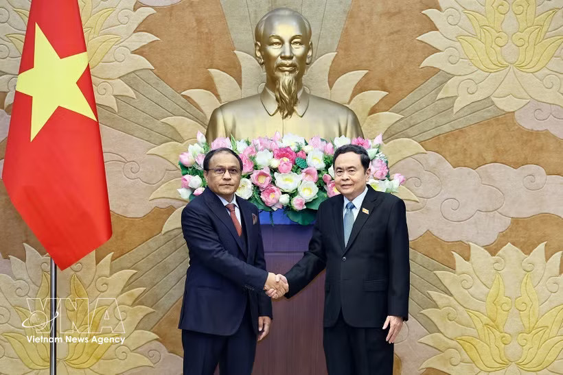 Chairman of the National Assembly Tran Thanh Man (right) receives Attorney General of Malaysia Tan Sri Mohd Dusuki Mokhtar in Hanoi on July 7. (Photo: VNA)