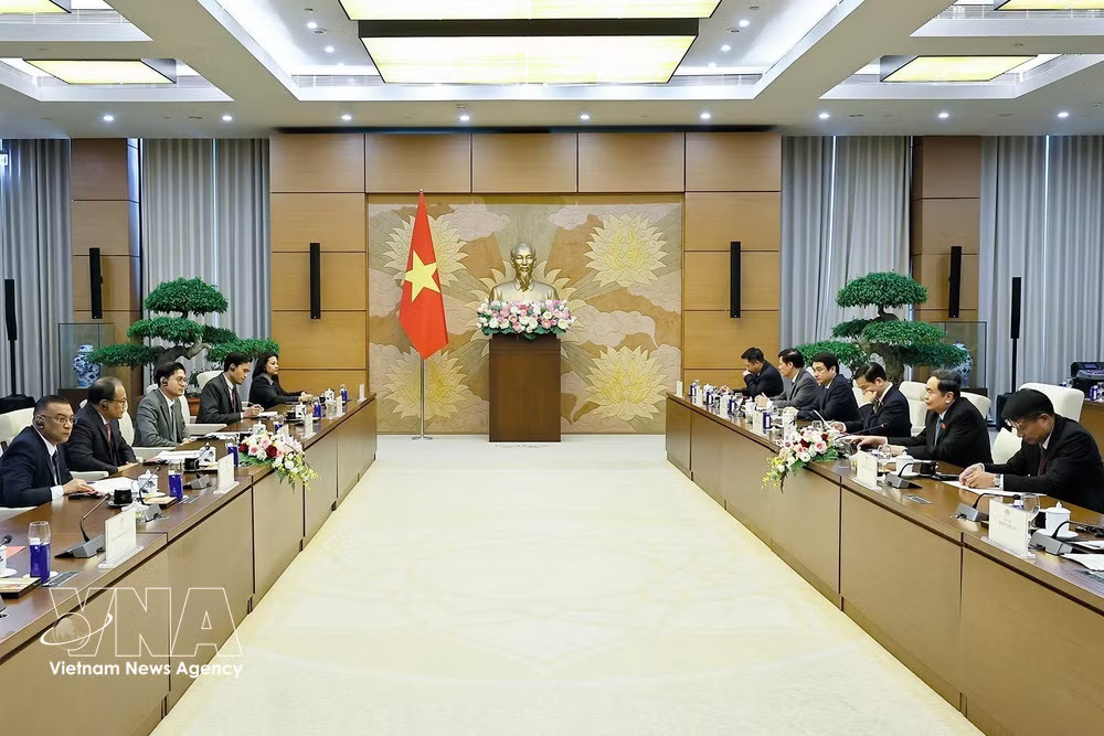 The meeting between Chairman of the National Assembly Tran Thanh Man and Attorney General of Malaysia Tan Sri Mohd Dusuki Mokhtar in Hanoi on July 7 (Photo: VNA) vnanet-potal-chu-tich-quoc-hoi-tran-thanh-man-tiep-tong-chuong-ly-malaysia-8871541.jpg