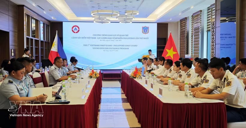Young officers of the Vietnam Coast Guard and the Philippine Coast Guard exchange experiences in maritime law enforcement. (Photo: VNA)