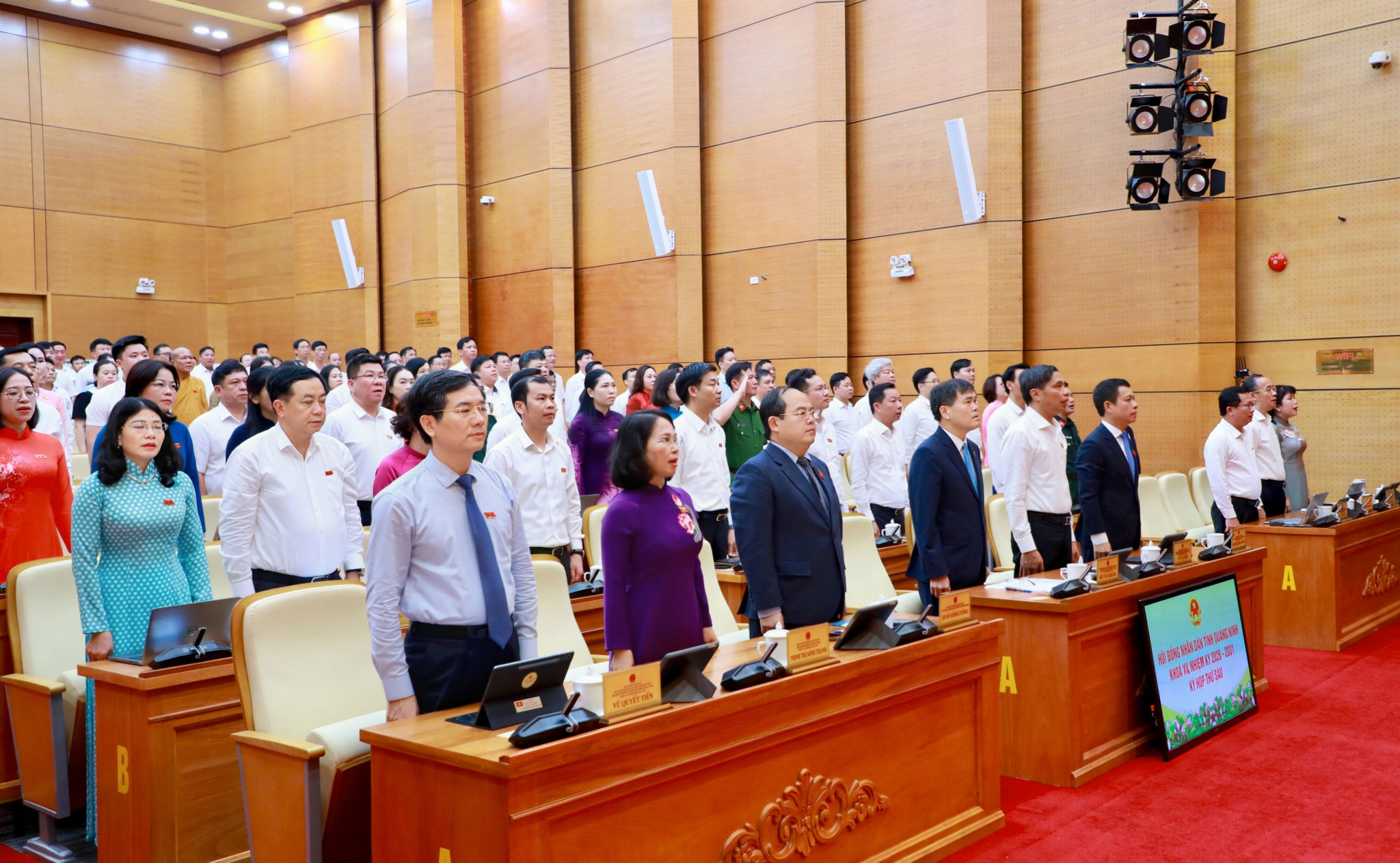 Các đại biểu thực hiện nghi thức chào cờ khai mạc kỳ họp