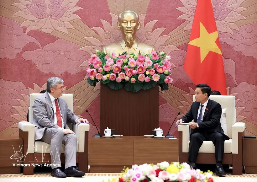 NA Vice Chairman Nguyen Doan Anh (right) receives Deputy Chairman of the Committee for External Relations of Saint Petersburg Kalganov Vyacheslav Gennadievich in Hanoi on July 8 (Photo: VNA)