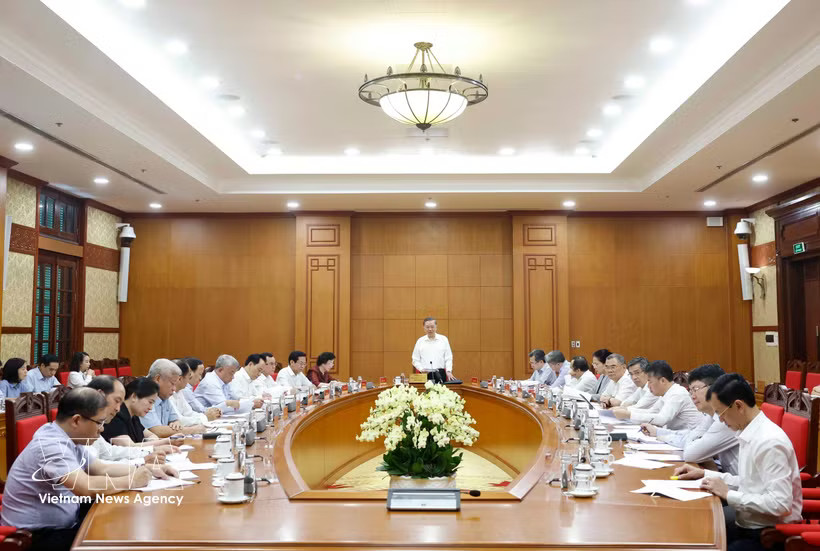 An overview of the working session on improving workforce quality, creating sustainable employment and developing human resources to meet the country's new development requirements. (Photo: VNA)