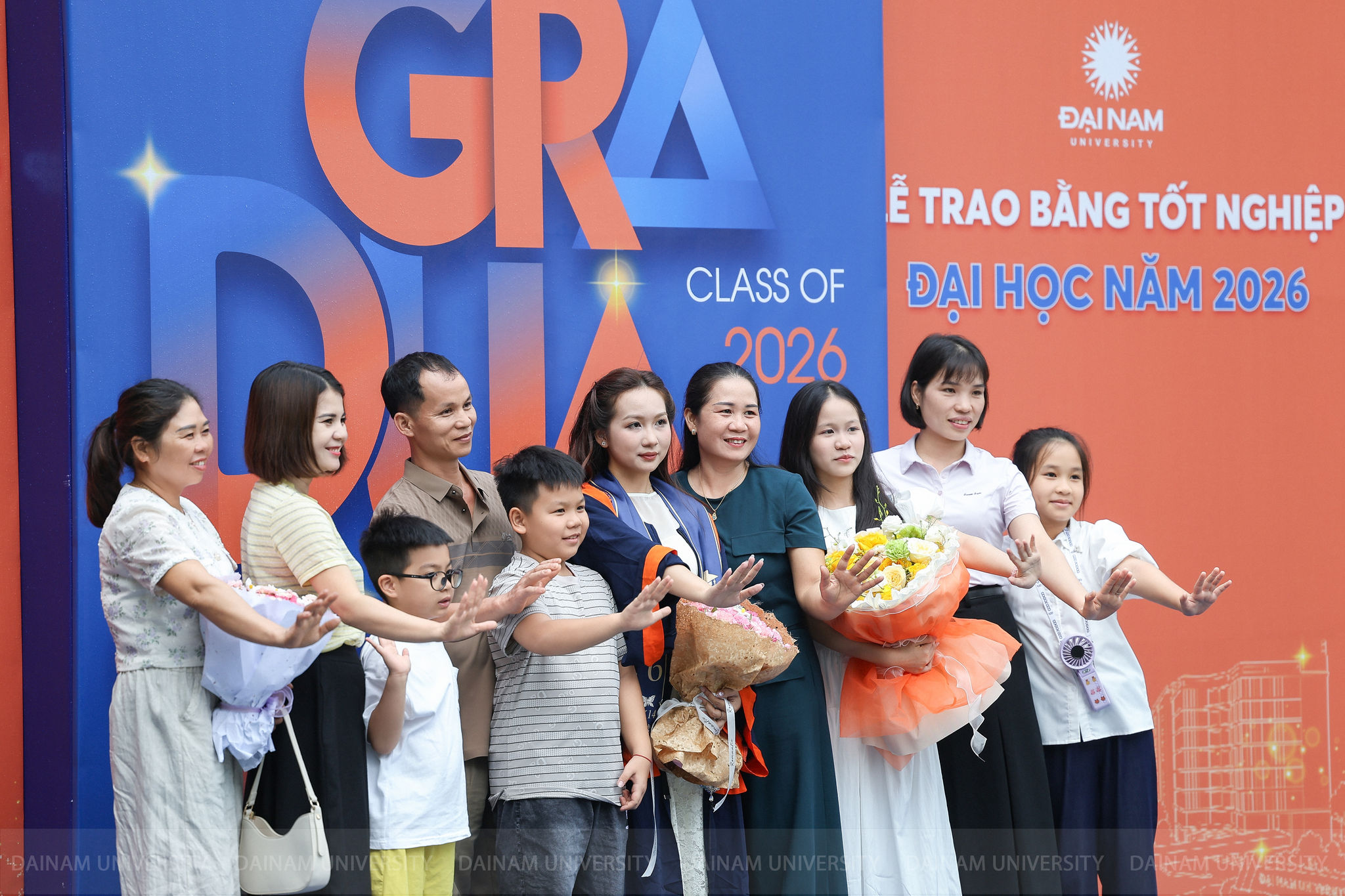 Tân sinh viên Y khoa Trường Đại học Đại Nam và gia đình trong Lễ tốt nghiệp