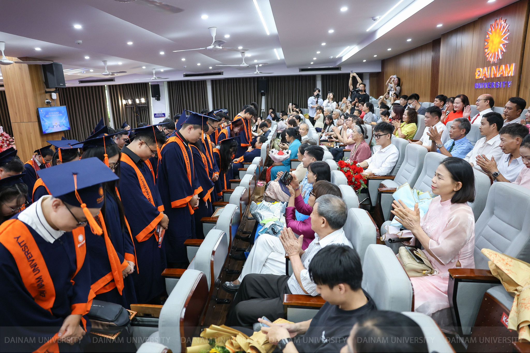 Các Tân sinh viên Y khoa cảm ơn gia đình đã chia sẻ đồng hành cùng với em trong 6 năm học vừa qua