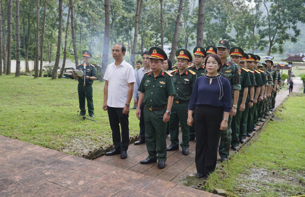171435_cac_dai_bieu_dang_huong_tai_nghia_trang_liet_si_quang_uyen_13541309.jpg