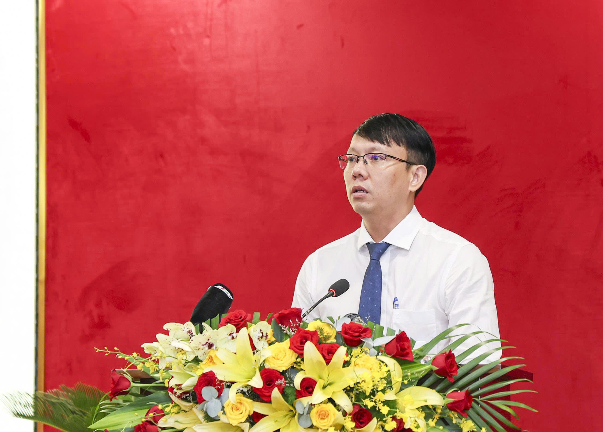 Phó Chủ tịch UBND tỉnh Nguyễn Thanh Hà trả lời chất vấn của đại biểu HĐND tỉnh.